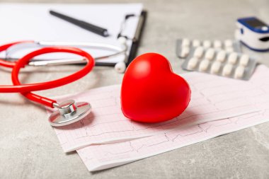 Tıbbi steteskop, kırmızı kalp ve kardiyogram. EKG, kalp dalgası, kalp krizi, kardiyogram raporu. Kardiyogram nabız ve kalp konsepti. Sağlık hizmeti. Metin için boşluk