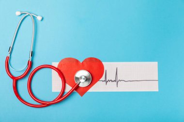 Tıbbi steteskop, kırmızı kalp ve kardiyogram. EKG, kalp dalgası, kalp krizi, kardiyogram raporu. Kardiyogram nabız ve kalp konsepti. Sağlık hizmeti. Metin için boşluk