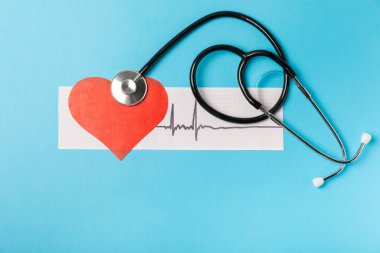 Tıbbi steteskop, kırmızı kalp ve kardiyogram. EKG, kalp dalgası, kalp krizi, kardiyogram raporu. Kardiyogram nabız ve kalp konsepti. Sağlık hizmeti. Metin için boşluk