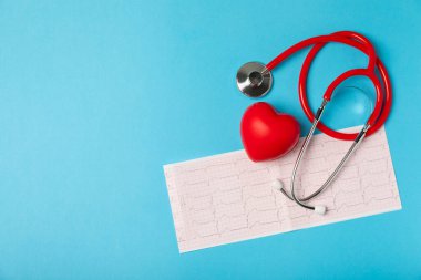 Tıbbi steteskop, kırmızı kalp ve kardiyogram. EKG, kalp dalgası, kalp krizi, kardiyogram raporu. Kardiyogram nabız ve kalp konsepti. Sağlık hizmeti. Metin için boşluk