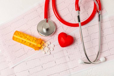 Tıbbi steteskop, kırmızı kalp ve kardiyogram. EKG, kalp dalgası, kalp krizi, kardiyogram raporu. Kardiyogram nabız ve kalp konsepti. Sağlık hizmeti. Metin için boşluk