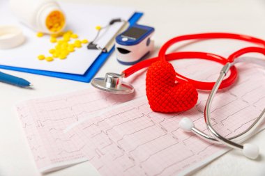 Tıbbi steteskop, kırmızı kalp ve kardiyogram. EKG, kalp dalgası, kalp krizi, kardiyogram raporu. Kardiyogram nabız ve kalp konsepti. Sağlık hizmeti. Metin için boşluk