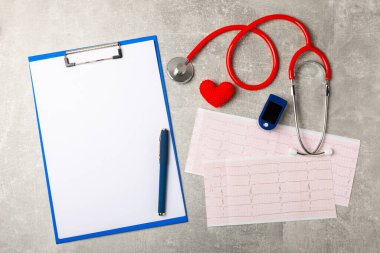 Tıbbi steteskop, kırmızı kalp ve kardiyogram. EKG, kalp dalgası, kalp krizi, kardiyogram raporu. Kardiyogram nabız ve kalp konsepti. Sağlık hizmeti. Metin için boşluk