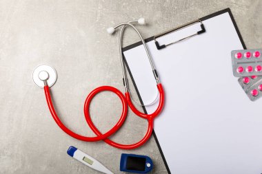 Masada steteskop var. Tıbbi alet. Tıbbi konsept. Sağlık hizmetleri. Sağlık Günü. Doktor ekipmanı. Kardiyoloji. Kalp hastalığı. Akciğer teşhisi. Solunum iltihabı teşhisi.