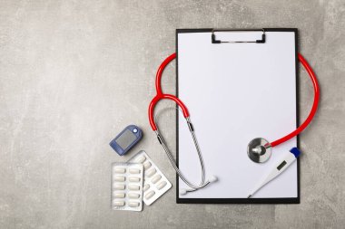 Masada steteskop var. Tıbbi alet. Tıbbi konsept. Sağlık hizmetleri. Sağlık Günü. Doktor ekipmanı. Kardiyoloji. Kalp hastalığı. Akciğer teşhisi. Solunum iltihabı teşhisi.