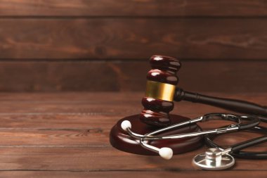 Masaya steteskop ve çekiç. Tıbbi hata, kişisel yaralanma avukatı, ve sağlık hizmeti hukuki açıdan. Avukat. Tıbbi ihmalin hukuki tanımı. Hukuk kavramı. Sağlık ve Tıp.