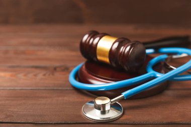 Masaya steteskop ve çekiç. Tıbbi hata, kişisel yaralanma avukatı, ve sağlık hizmeti hukuki açıdan. Avukat. Tıbbi ihmalin hukuki tanımı. Hukuk kavramı. Sağlık ve Tıp.