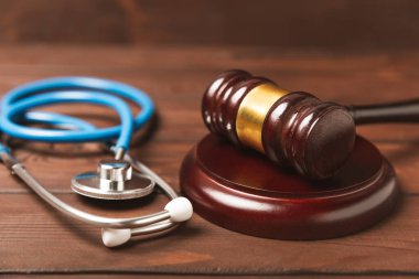 Masaya steteskop ve çekiç. Tıbbi hata, kişisel yaralanma avukatı, ve sağlık hizmeti hukuki açıdan. Avukat. Tıbbi ihmalin hukuki tanımı. Hukuk kavramı. Sağlık ve Tıp.
