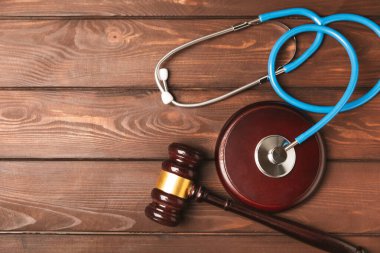 Masaya steteskop ve çekiç. Tıbbi hata, kişisel yaralanma avukatı, ve sağlık hizmeti hukuki açıdan. Avukat. Tıbbi ihmalin hukuki tanımı. Hukuk kavramı. Sağlık ve Tıp.