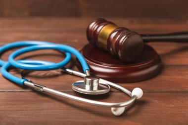 Masaya steteskop ve çekiç. Tıbbi hata, kişisel yaralanma avukatı, ve sağlık hizmeti hukuki açıdan. Avukat. Tıbbi ihmalin hukuki tanımı. Hukuk kavramı. Sağlık ve Tıp.