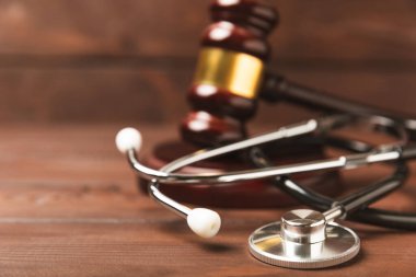 Masaya steteskop ve çekiç. Tıbbi hata, kişisel yaralanma avukatı, ve sağlık hizmeti hukuki açıdan. Avukat. Tıbbi ihmalin hukuki tanımı. Hukuk kavramı. Sağlık ve Tıp.