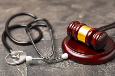 Masaya steteskop ve çekiç. Tıbbi hata, kişisel yaralanma avukatı, ve sağlık hizmeti hukuki açıdan. Avukat. Tıbbi ihmalin hukuki tanımı. Hukuk kavramı. Sağlık ve Tıp.