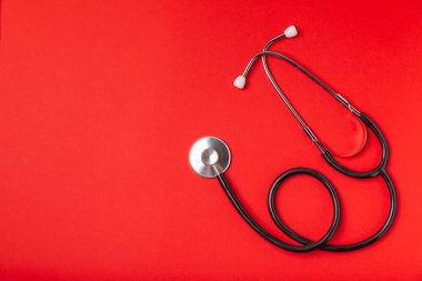 Masada steteskop var. Tıbbi alet. Tıbbi konsept. Sağlık hizmetleri. Sağlık Günü. Doktor ekipmanı. Kardiyoloji. Kalp hastalığı. Akciğer teşhisi. Solunum iltihabı teşhisi.