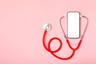 Masada steteskop var. Tıbbi alet. Tıbbi konsept. Sağlık hizmetleri. Sağlık Günü. Doktor ekipmanı. Kardiyoloji. Kalp hastalığı. Akciğer teşhisi. Solunum iltihabı teşhisi.