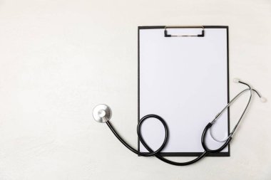 Masada steteskop var. Tıbbi alet. Tıbbi konsept. Sağlık hizmetleri. Sağlık Günü. Doktor ekipmanı. Kardiyoloji. Kalp hastalığı. Akciğer teşhisi. Solunum iltihabı teşhisi.