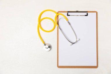 Masada steteskop var. Tıbbi alet. Tıbbi konsept. Sağlık hizmetleri. Sağlık Günü. Doktor ekipmanı. Kardiyoloji. Kalp hastalığı. Akciğer teşhisi. Solunum iltihabı teşhisi.