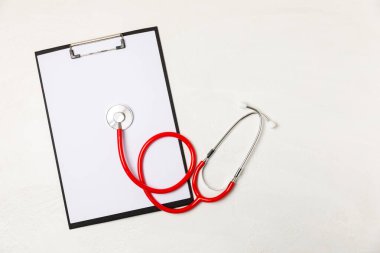 Masada steteskop var. Tıbbi alet. Tıbbi konsept. Sağlık hizmetleri. Sağlık Günü. Doktor ekipmanı. Kardiyoloji. Kalp hastalığı. Akciğer teşhisi. Solunum iltihabı teşhisi.