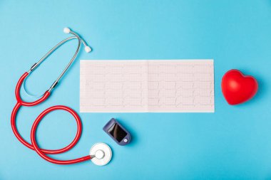 Tıbbi steteskop, kırmızı kalp ve kardiyogram. EKG, kalp dalgası, kalp krizi, kardiyogram raporu. Kardiyogram nabız ve kalp konsepti. Sağlık hizmeti. Metin için boşluk