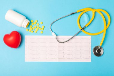 Tıbbi steteskop, kırmızı kalp ve kardiyogram. EKG, kalp dalgası, kalp krizi, kardiyogram raporu. Kardiyogram nabız ve kalp konsepti. Sağlık hizmeti. Metin için boşluk