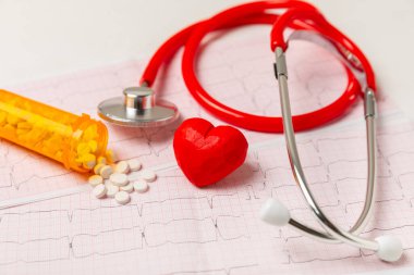 Tıbbi steteskop, kırmızı kalp ve kardiyogram. EKG, kalp dalgası, kalp krizi, kardiyogram raporu. Kardiyogram nabız ve kalp konsepti. Sağlık hizmeti. Metin için boşluk