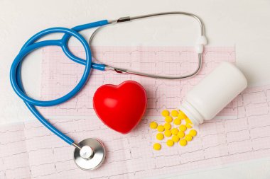 Tıbbi steteskop, kırmızı kalp ve kardiyogram. EKG, kalp dalgası, kalp krizi, kardiyogram raporu. Kardiyogram nabız ve kalp konsepti. Sağlık hizmeti. Metin için boşluk