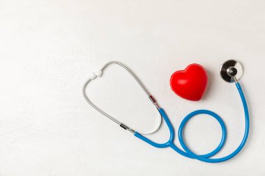 Tıbbi steteskop, kırmızı kalp ve kardiyogram. EKG, kalp dalgası, kalp krizi, kardiyogram raporu. Kardiyogram nabız ve kalp konsepti. Sağlık hizmeti. Metin için boşluk