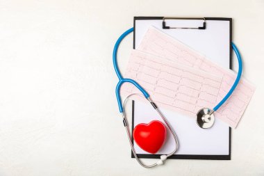 Tıbbi steteskop, kırmızı kalp ve kardiyogram. EKG, kalp dalgası, kalp krizi, kardiyogram raporu. Kardiyogram nabız ve kalp konsepti. Sağlık hizmeti. Metin için boşluk