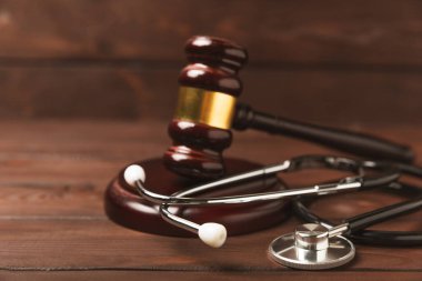 Masaya steteskop ve çekiç. Tıbbi hata, kişisel yaralanma avukatı, ve sağlık hizmeti hukuki açıdan. Avukat. Tıbbi ihmalin hukuki tanımı. Hukuk kavramı. Sağlık ve Tıp.