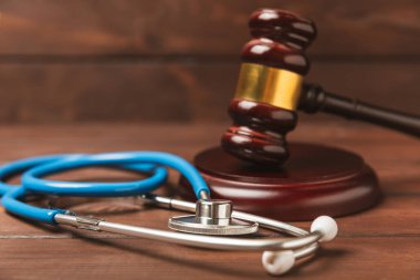 Masaya steteskop ve çekiç. Tıbbi hata, kişisel yaralanma avukatı, ve sağlık hizmeti hukuki açıdan. Avukat. Tıbbi ihmalin hukuki tanımı. Hukuk kavramı. Sağlık ve Tıp.