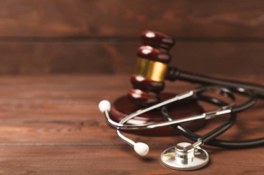 Masaya steteskop ve çekiç. Tıbbi hata, kişisel yaralanma avukatı, ve sağlık hizmeti hukuki açıdan. Avukat. Tıbbi ihmalin hukuki tanımı. Hukuk kavramı. Sağlık ve Tıp.