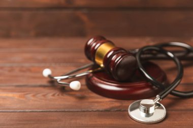 Masaya steteskop ve çekiç. Tıbbi hata, kişisel yaralanma avukatı, ve sağlık hizmeti hukuki açıdan. Avukat. Tıbbi ihmalin hukuki tanımı. Hukuk kavramı. Sağlık ve Tıp.