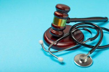 Masaya steteskop ve çekiç. Tıbbi hata, kişisel yaralanma avukatı, ve sağlık hizmeti hukuki açıdan. Avukat. Tıbbi ihmalin hukuki tanımı. Hukuk kavramı. Sağlık ve Tıp.