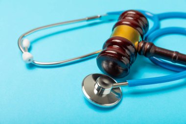 Masaya steteskop ve çekiç. Tıbbi hata, kişisel yaralanma avukatı, ve sağlık hizmeti hukuki açıdan. Avukat. Tıbbi ihmalin hukuki tanımı. Hukuk kavramı. Sağlık ve Tıp.