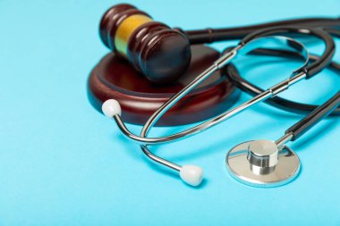 Masaya steteskop ve çekiç. Tıbbi hata, kişisel yaralanma avukatı, ve sağlık hizmeti hukuki açıdan. Avukat. Tıbbi ihmalin hukuki tanımı. Hukuk kavramı. Sağlık ve Tıp.