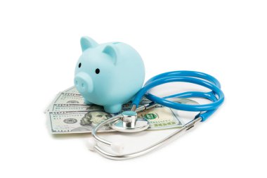 Tıbbi masraflar, finansal konsept, sağlık sigortası. Steteskop dolarların üzerinde. Para ve kumbara. Tıbbi bakım. Sağlık hizmetleri mali kontrolü veya sağlık sigortası maliyetleri kavramı için tasarruf.