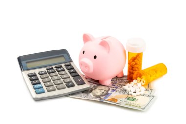 Tıbbi masraflar, finansal konsept, sağlık sigortası. Steteskop dolarların üzerinde. Para ve kumbara. Tıbbi bakım. Sağlık hizmetleri mali kontrolü veya sağlık sigortası maliyetleri kavramı için tasarruf.