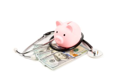Tıbbi masraflar, finansal konsept, sağlık sigortası. Steteskop dolarların üzerinde. Para ve kumbara. Tıbbi bakım. Sağlık hizmetleri mali kontrolü veya sağlık sigortası maliyetleri kavramı için tasarruf.