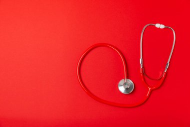 Masada steteskop var. Tıbbi alet. Tıbbi konsept. Sağlık hizmetleri. Sağlık Günü. Doktor ekipmanı. Kardiyoloji. Kalp hastalığı. Akciğer teşhisi. Solunum iltihabı teşhisi.