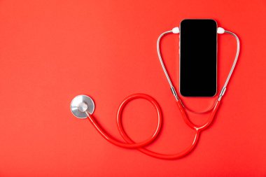 Masada steteskop var. Tıbbi alet. Tıbbi konsept. Sağlık hizmetleri. Sağlık Günü. Doktor ekipmanı. Kardiyoloji. Kalp hastalığı. Akciğer teşhisi. Solunum iltihabı teşhisi.