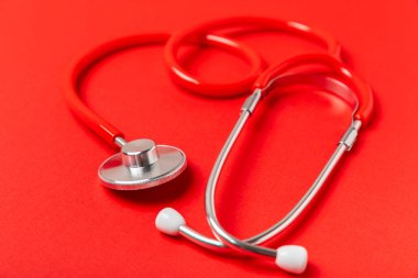 Masada steteskop var. Tıbbi alet. Tıbbi konsept. Sağlık hizmetleri. Sağlık Günü. Doktor ekipmanı. Kardiyoloji. Kalp hastalığı. Akciğer teşhisi. Solunum iltihabı teşhisi.