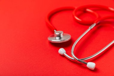 Masada steteskop var. Tıbbi alet. Tıbbi konsept. Sağlık hizmetleri. Sağlık Günü. Doktor ekipmanı. Kardiyoloji. Kalp hastalığı. Akciğer teşhisi. Solunum iltihabı teşhisi.