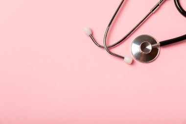 Masada steteskop var. Tıbbi alet. Tıbbi konsept. Sağlık hizmetleri. Sağlık Günü. Doktor ekipmanı. Kardiyoloji. Kalp hastalığı. Akciğer teşhisi. Solunum iltihabı teşhisi.