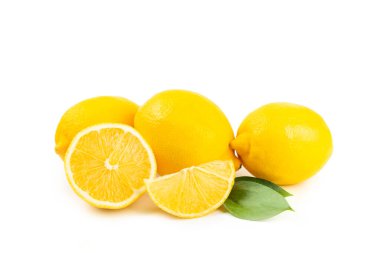 Lemon beyaz arka planda izole edilmiş. Dilimlenmiş limon meyvesi. Turunçgil yapraklı taze limon meyvesi. Limon suyu. Şablon. Metin için boşluk.