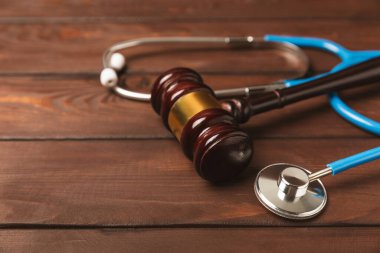 Masaya steteskop ve çekiç. Tıbbi hata, kişisel yaralanma avukatı, ve sağlık hizmeti hukuki açıdan. Avukat. Tıbbi ihmalin hukuki tanımı. Hukuk kavramı. Sağlık ve Tıp.