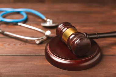 Masaya steteskop ve çekiç. Tıbbi hata, kişisel yaralanma avukatı, ve sağlık hizmeti hukuki açıdan. Avukat. Tıbbi ihmalin hukuki tanımı. Hukuk kavramı. Sağlık ve Tıp.