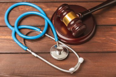Masaya steteskop ve çekiç. Tıbbi hata, kişisel yaralanma avukatı, ve sağlık hizmeti hukuki açıdan. Avukat. Tıbbi ihmalin hukuki tanımı. Hukuk kavramı. Sağlık ve Tıp.