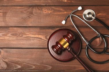 Masaya steteskop ve çekiç. Tıbbi hata, kişisel yaralanma avukatı, ve sağlık hizmeti hukuki açıdan. Avukat. Tıbbi ihmalin hukuki tanımı. Hukuk kavramı. Sağlık ve Tıp.