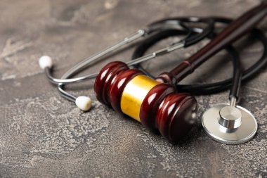 Masaya steteskop ve çekiç. Tıbbi hata, kişisel yaralanma avukatı, ve sağlık hizmeti hukuki açıdan. Avukat. Tıbbi ihmalin hukuki tanımı. Hukuk kavramı. Sağlık ve Tıp.