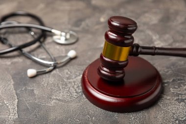 Masaya steteskop ve çekiç. Tıbbi hata, kişisel yaralanma avukatı, ve sağlık hizmeti hukuki açıdan. Avukat. Tıbbi ihmalin hukuki tanımı. Hukuk kavramı. Sağlık ve Tıp.