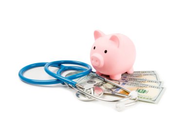 Tıbbi masraflar, finansal konsept, sağlık sigortası. Steteskop dolarların üzerinde. Para ve kumbara. Tıbbi bakım. Sağlık hizmetleri mali kontrolü veya sağlık sigortası maliyetleri kavramı için tasarruf.